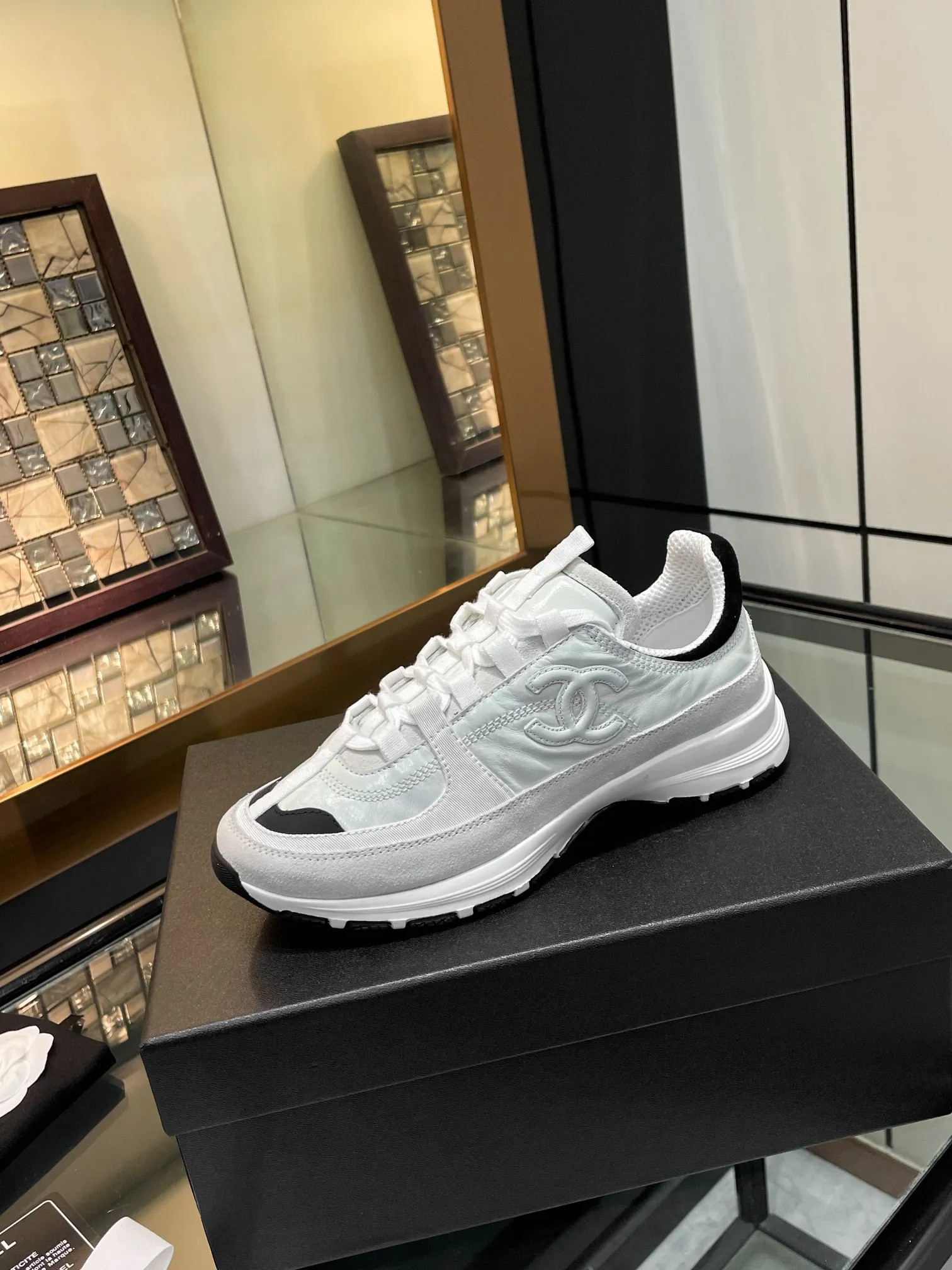 👟👟Ex-factory price 580👟👟 Chanel Chanel 25SS latest white shoes, casual sports shoes, skate shoes, original purchase, development and production, Xiaoxiang C Home counter is another super hot model, loved by Internet celebrity bloggers and ladies, various praises on social platforms, super popular, high quality, breathable, super spring and summer, seeing this issue can always arouse the inner desire of girls for fashion. The latest calfskin material Classic black and white color scheme, fashionable on the feet and easy to care for #Material: Original customized imported cowhide material #Inner lining: Customized soft sheepskin lining #Sole: Original molded TPU non-slip outsole #Sole thickness: 2.5CM Size: 35-40